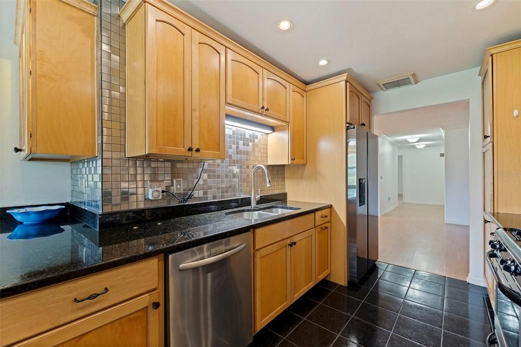 На продажу: $349,500 (2 спален, 2 ванн, 1735 Квадратных фут)