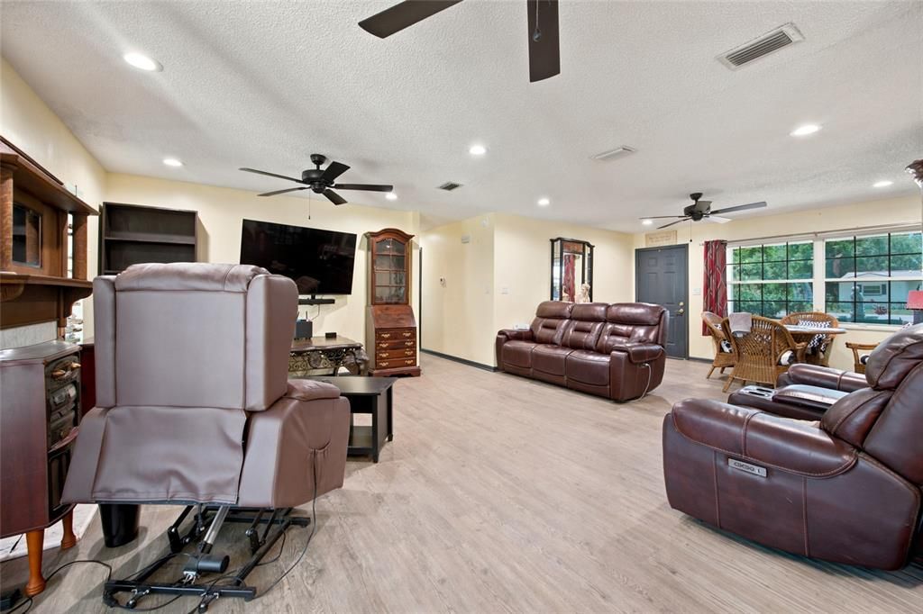En Venta: $289,000 (3 camas, 2 baños, 1302 Pies cuadrados)
