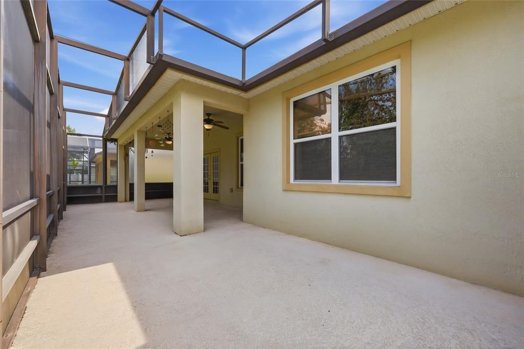 For Sale: $560,000 (3 beds, 2 baths, 1948 Square Feet)