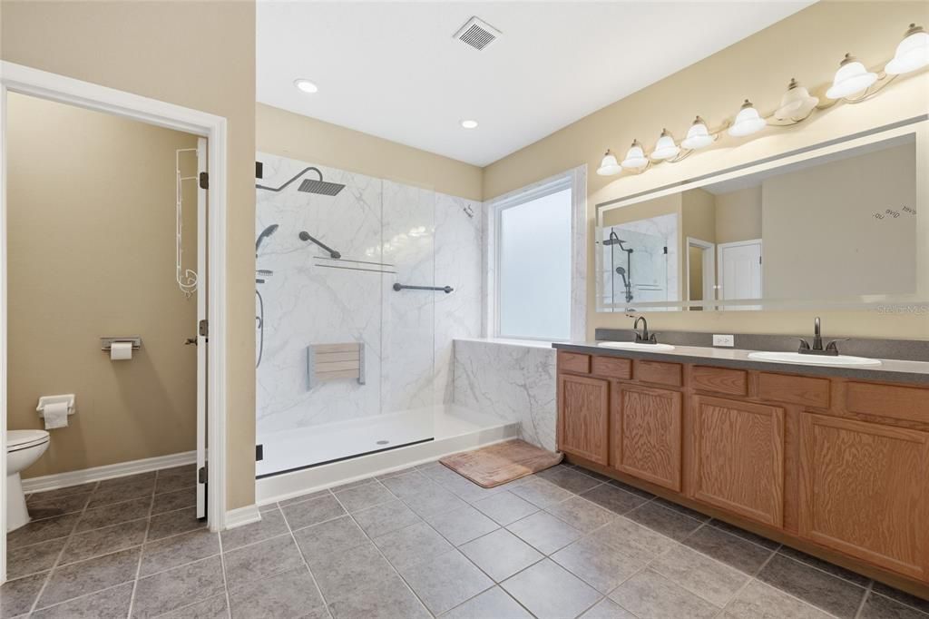 For Sale: $560,000 (3 beds, 2 baths, 1948 Square Feet)