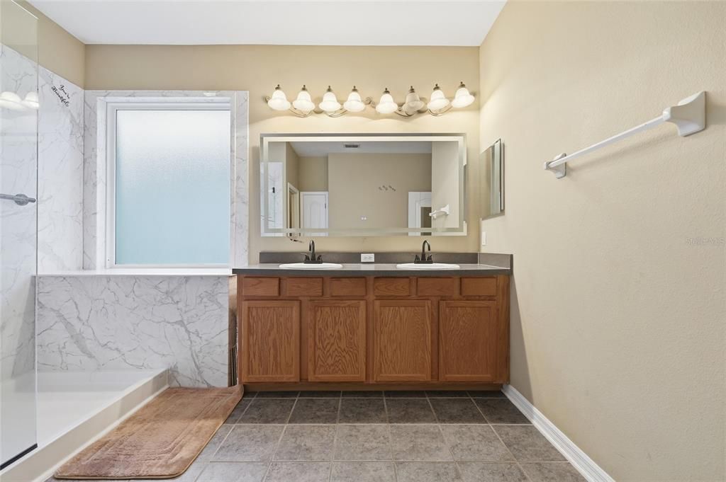 For Sale: $560,000 (3 beds, 2 baths, 1948 Square Feet)