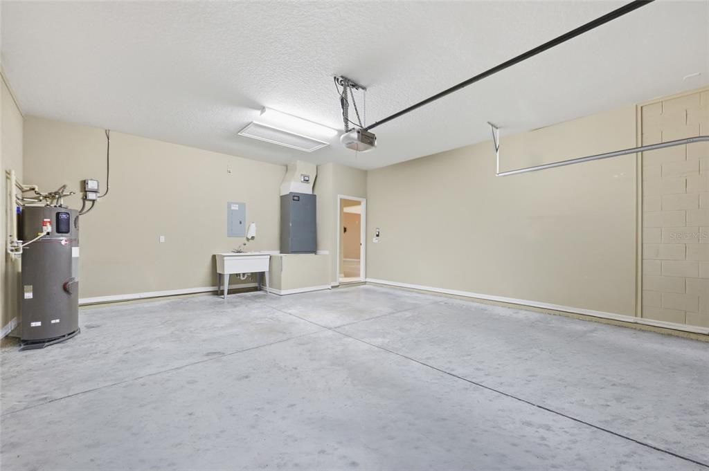 For Sale: $560,000 (3 beds, 2 baths, 1948 Square Feet)