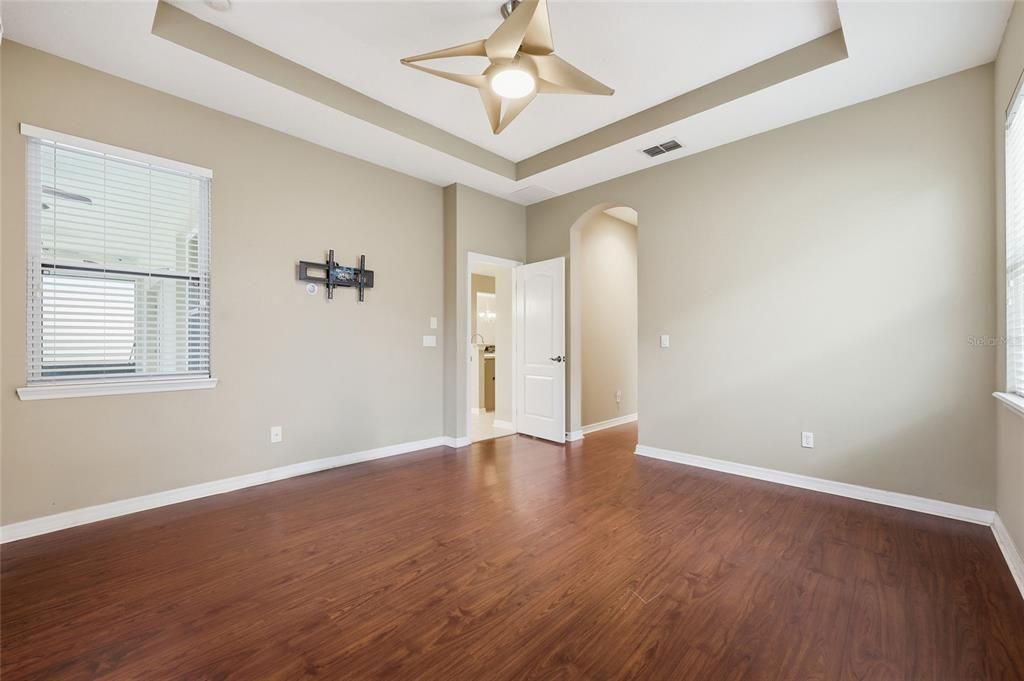 For Sale: $560,000 (3 beds, 2 baths, 1948 Square Feet)