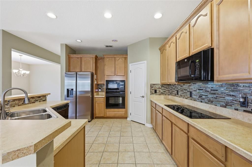 For Sale: $560,000 (3 beds, 2 baths, 1948 Square Feet)
