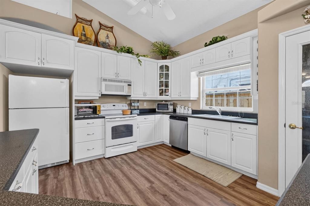 For Sale: $425,000 (3 beds, 2 baths, 1590 Square Feet)
