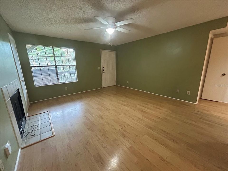 For Sale: $102,900 (1 beds, 1 baths, 712 Square Feet)