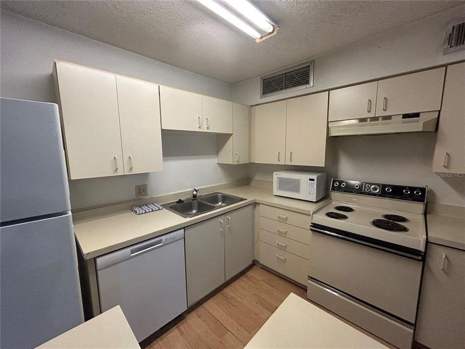 For Sale: $102,900 (1 beds, 1 baths, 712 Square Feet)