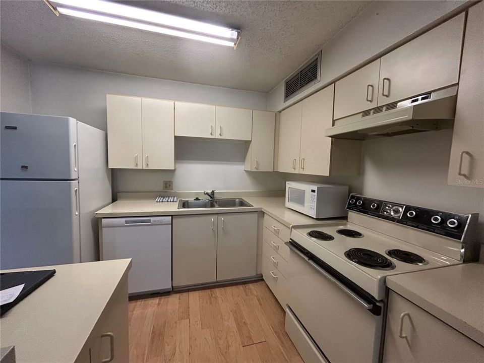 For Sale: $102,900 (1 beds, 1 baths, 712 Square Feet)