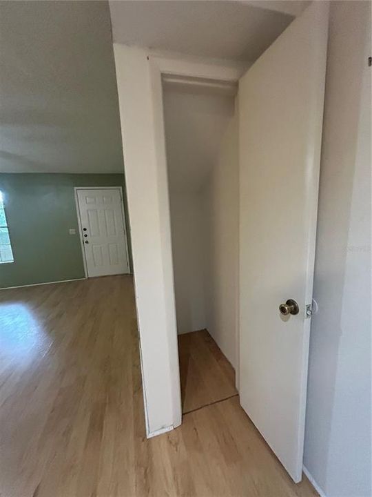 For Sale: $102,900 (1 beds, 1 baths, 712 Square Feet)