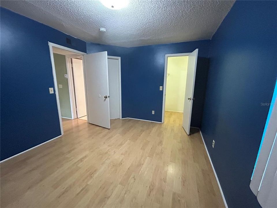 For Sale: $102,900 (1 beds, 1 baths, 712 Square Feet)