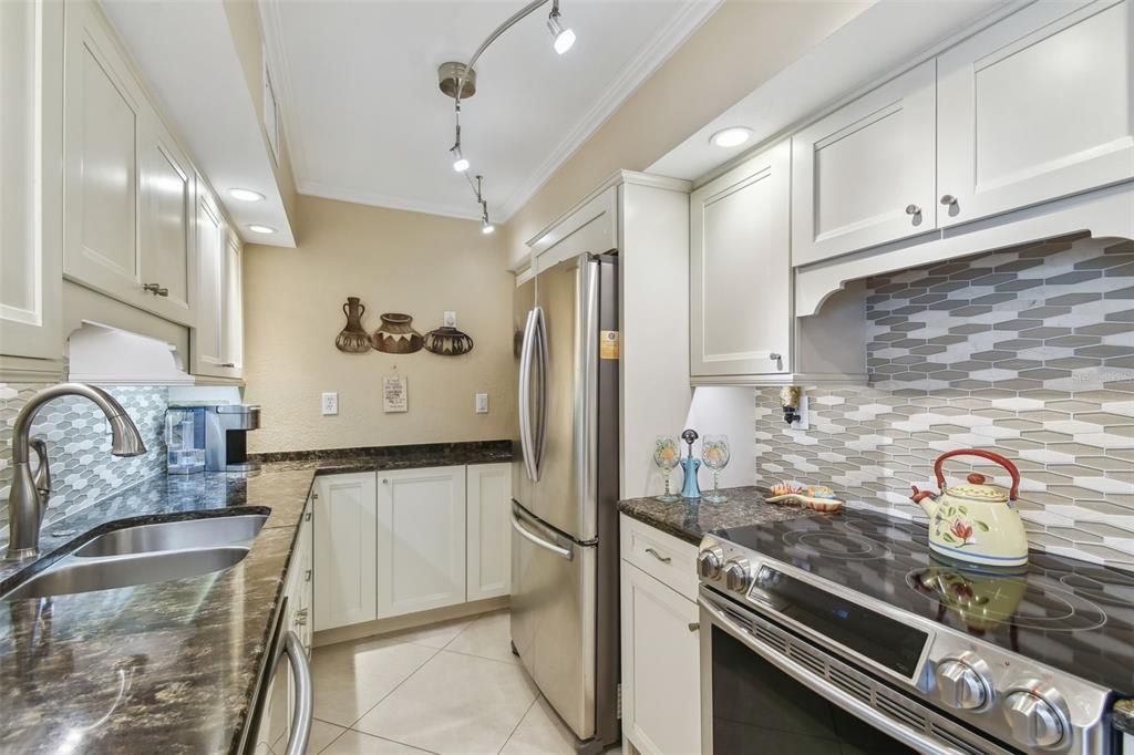 На продажу: $379,000 (2 спален, 2 ванн, 1050 Квадратных фут)