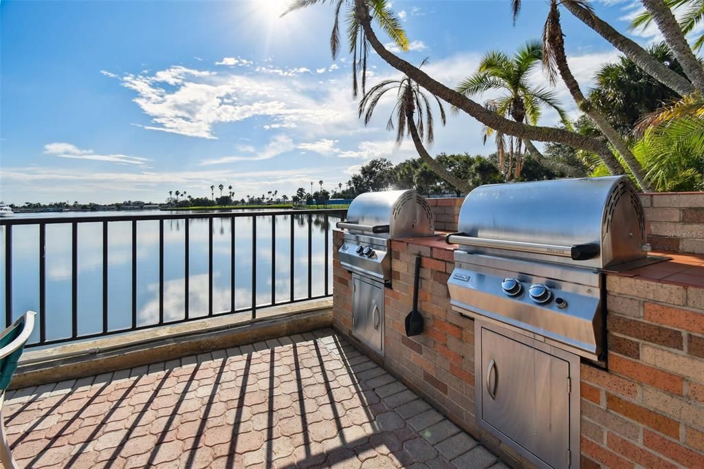 На продажу: $379,000 (2 спален, 2 ванн, 1050 Квадратных фут)