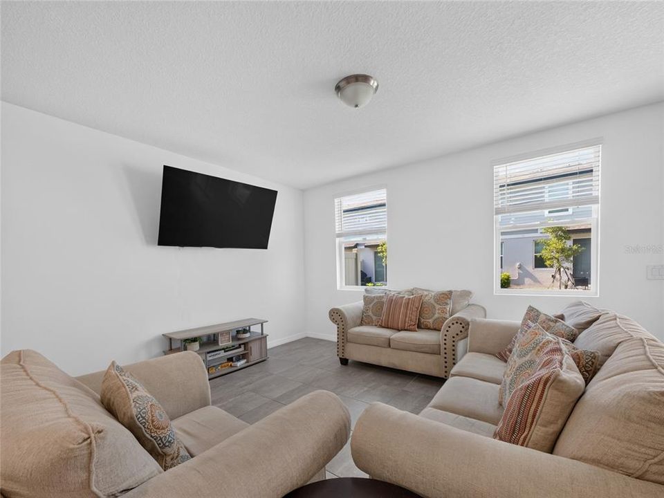 For Rent: $2,500 (3 beds, 2 baths, 1560 Square Feet)