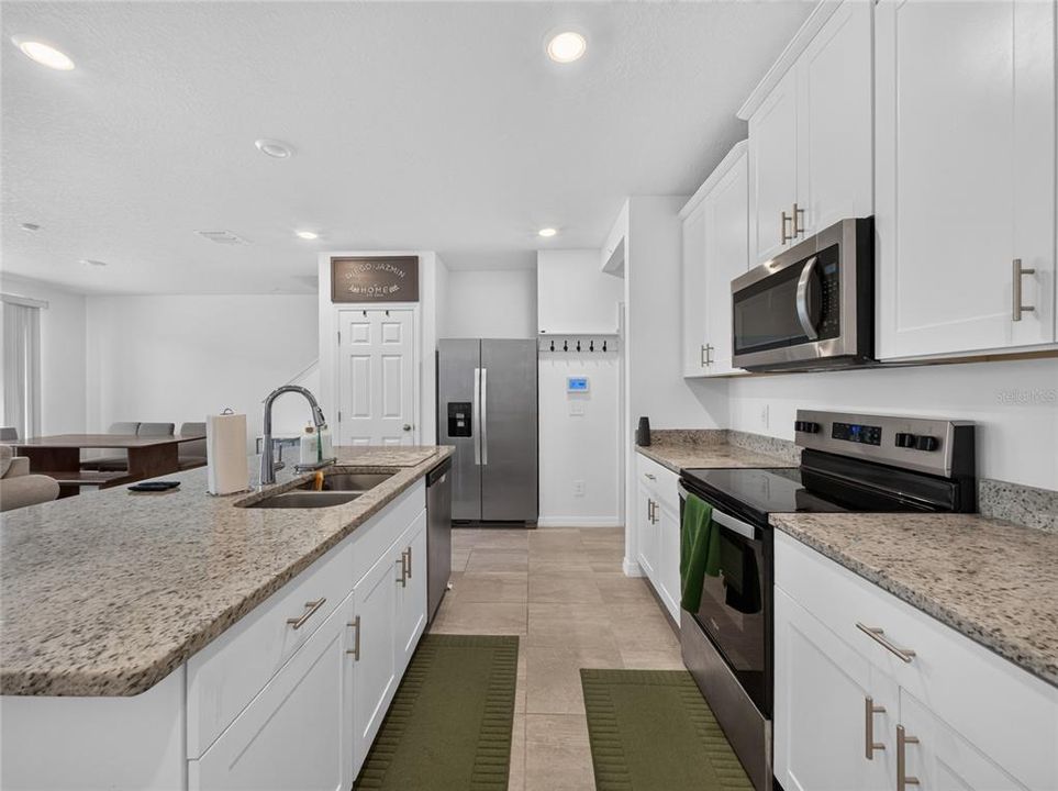 For Rent: $2,500 (3 beds, 2 baths, 1560 Square Feet)