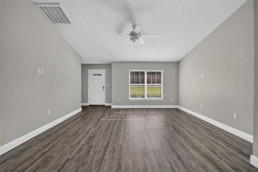 Activo con contrato: $240,000 (3 camas, 2 baños, 1450 Pies cuadrados)