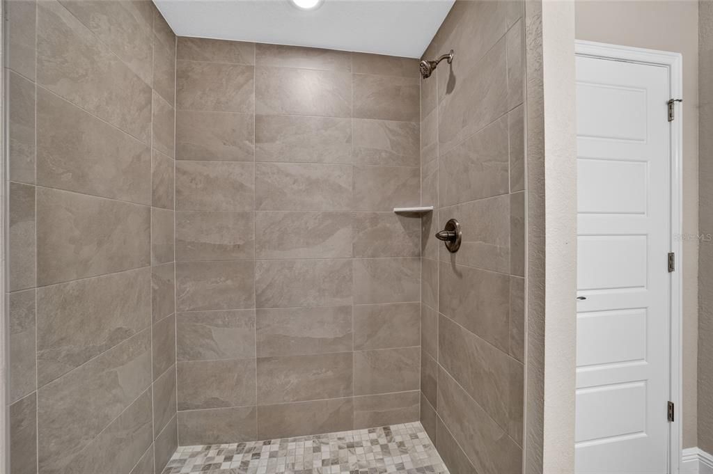 Activo con contrato: $240,000 (3 camas, 2 baños, 1450 Pies cuadrados)