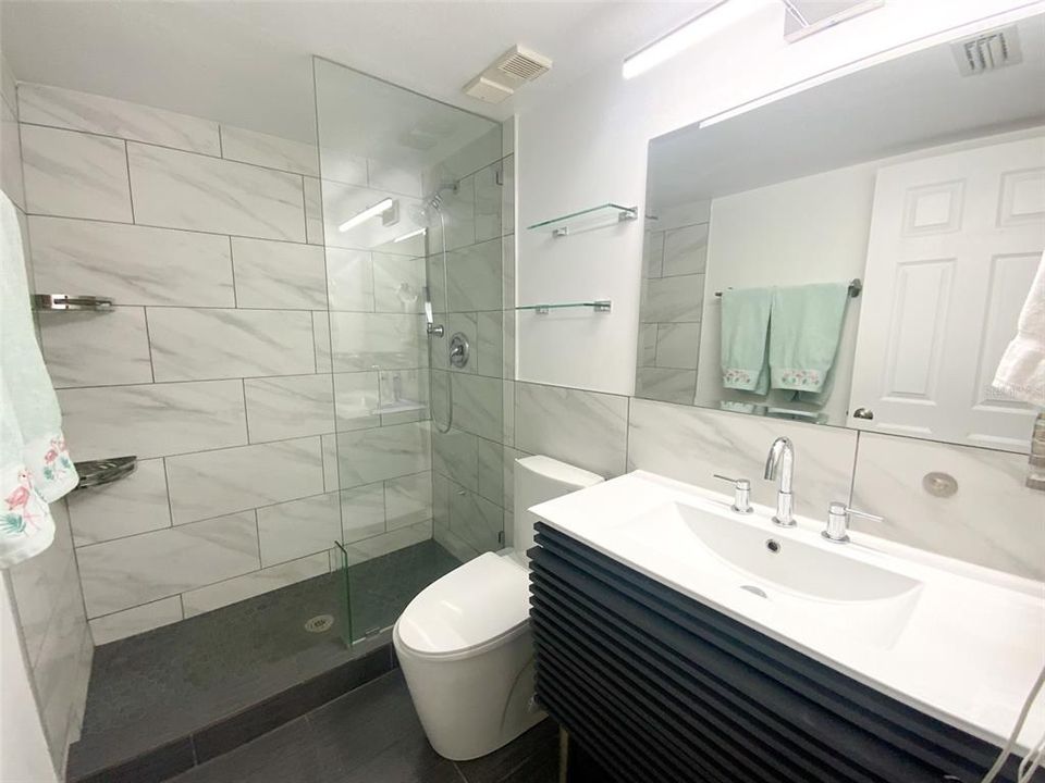 For Rent: $1,995 (2 beds, 2 baths, 979 Square Feet)