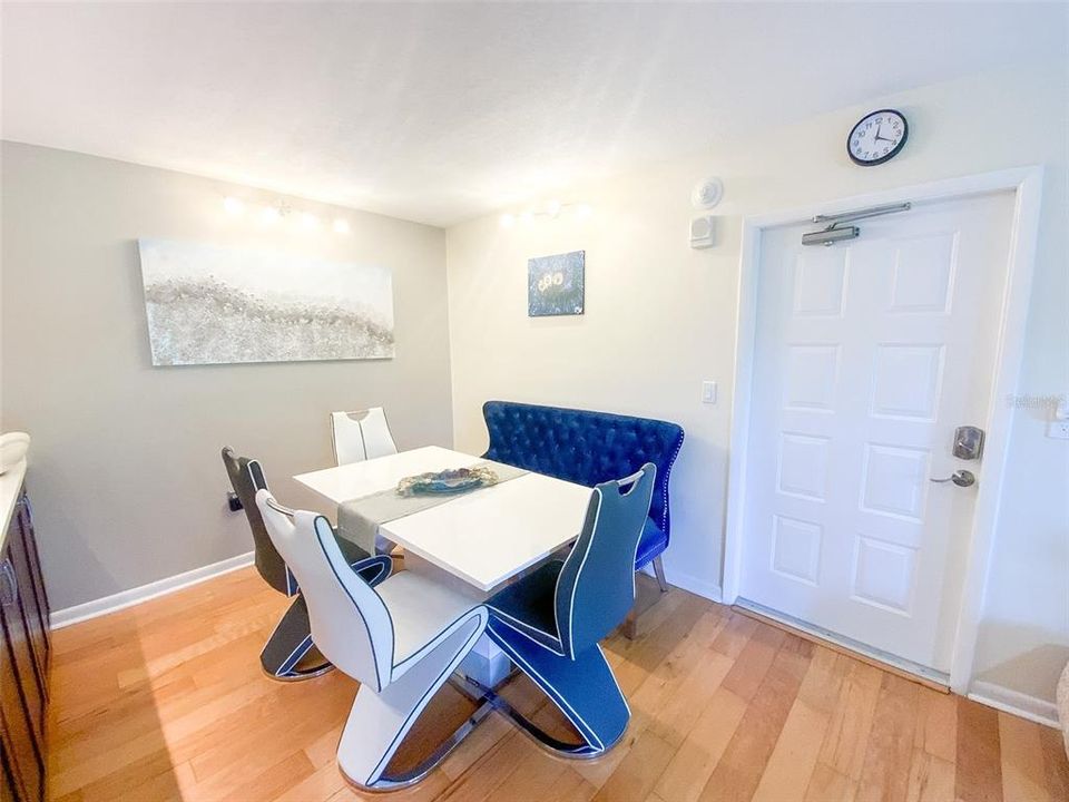For Rent: $1,995 (2 beds, 2 baths, 979 Square Feet)