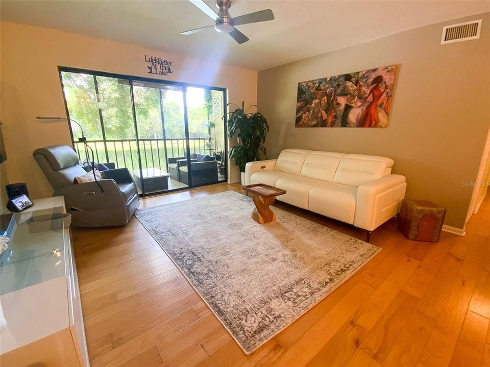 For Rent: $1,995 (2 beds, 2 baths, 979 Square Feet)