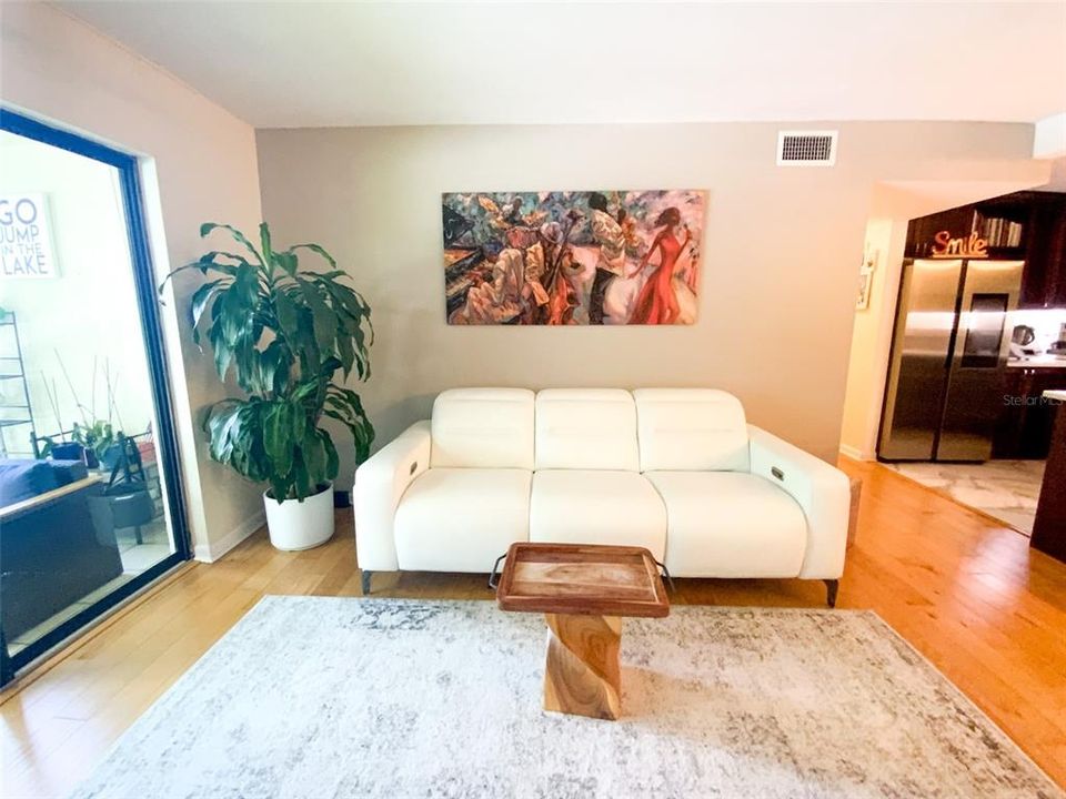 For Rent: $1,995 (2 beds, 2 baths, 979 Square Feet)