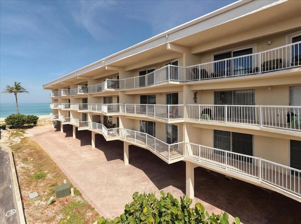 For Sale: $636,000 (2 beds, 2 baths, 1066 Square Feet)