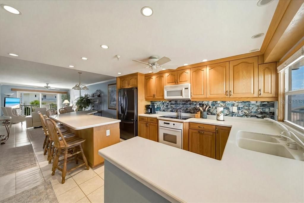 For Sale: $636,000 (2 beds, 2 baths, 1066 Square Feet)