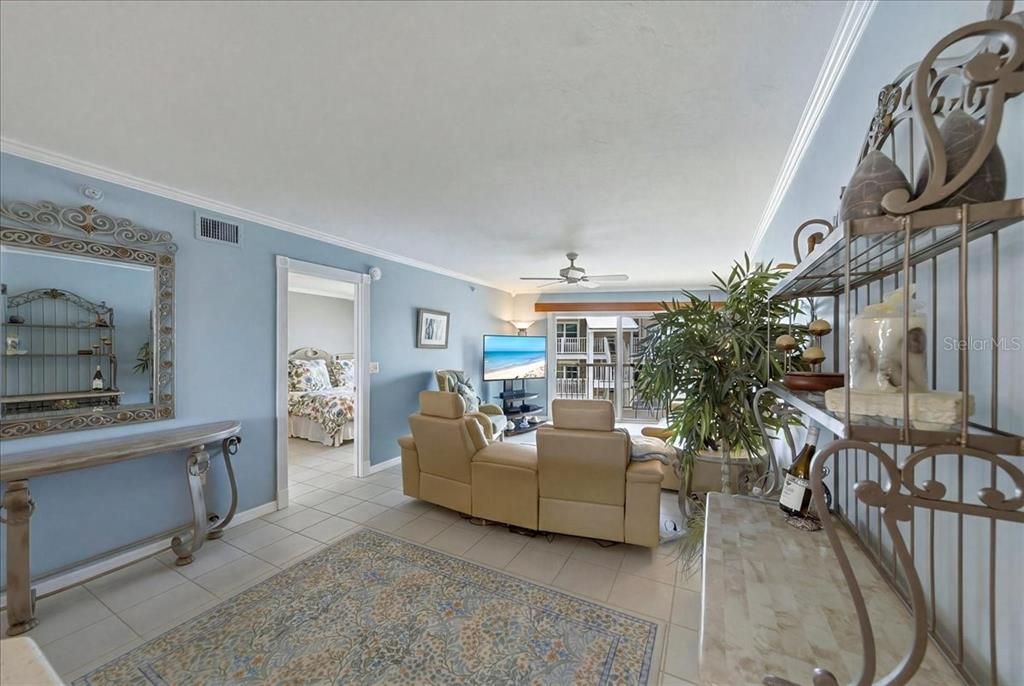For Sale: $636,000 (2 beds, 2 baths, 1066 Square Feet)