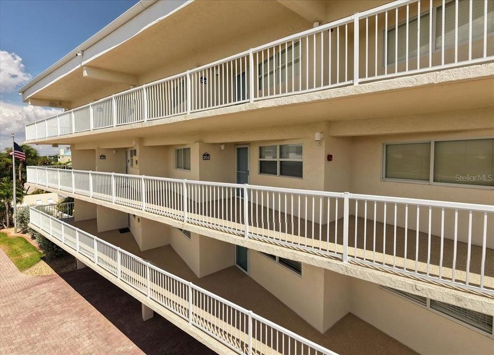 For Sale: $636,000 (2 beds, 2 baths, 1066 Square Feet)