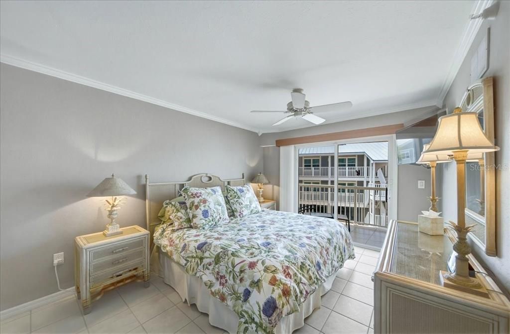For Sale: $636,000 (2 beds, 2 baths, 1066 Square Feet)