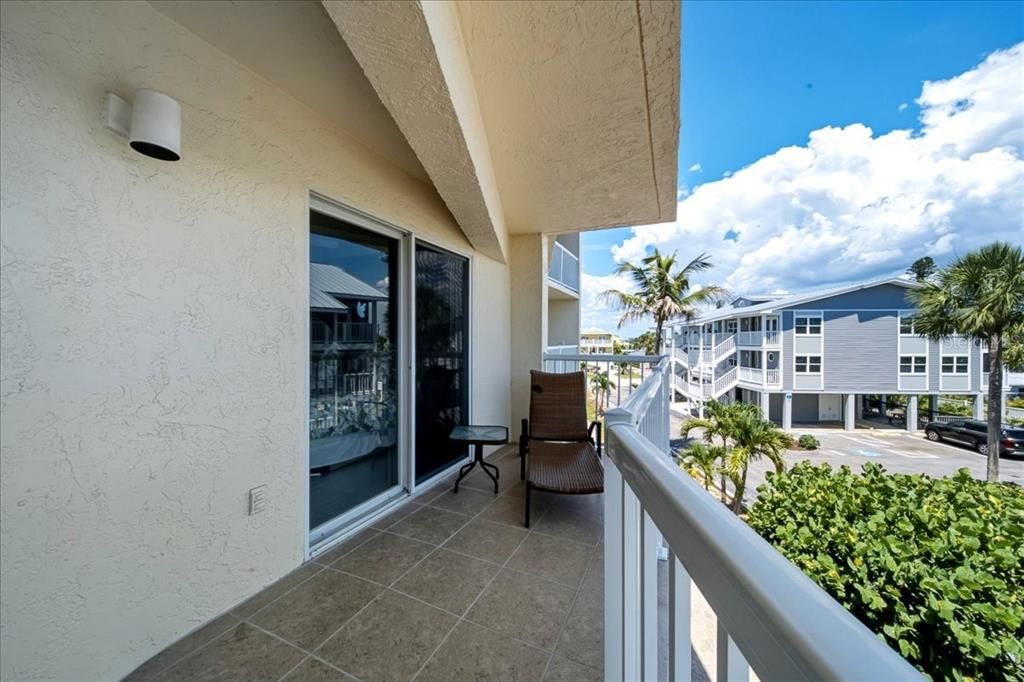 For Sale: $636,000 (2 beds, 2 baths, 1066 Square Feet)