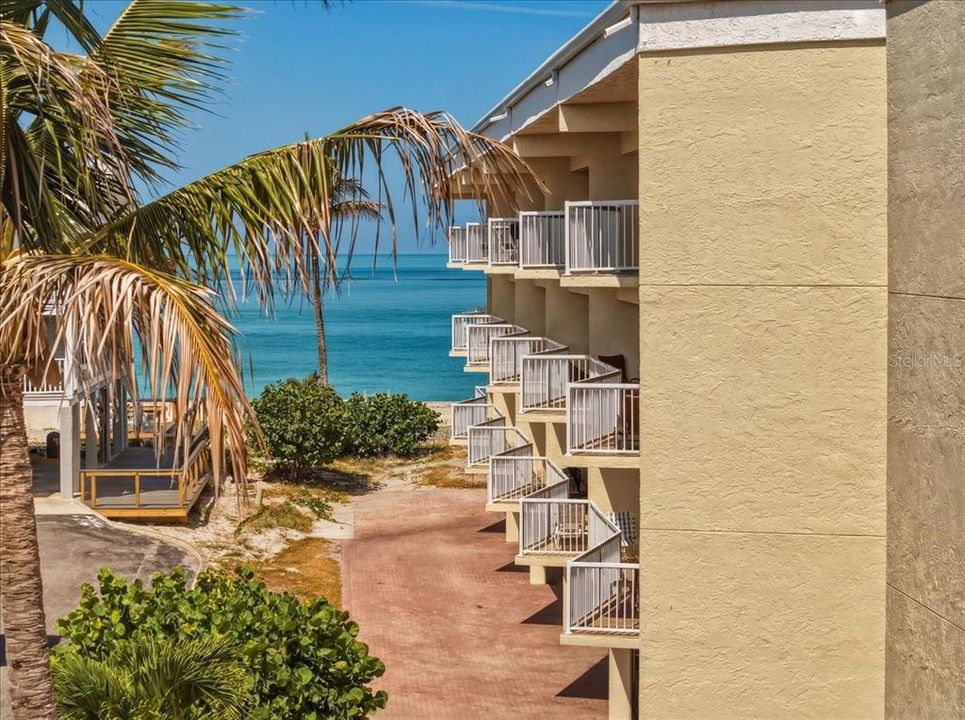 For Sale: $636,000 (2 beds, 2 baths, 1066 Square Feet)