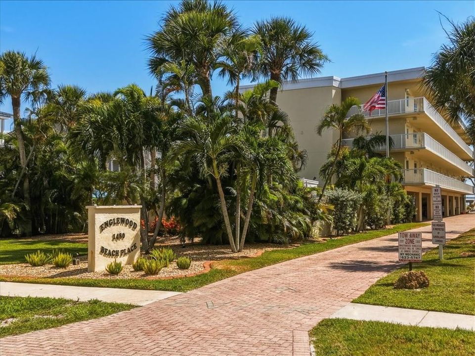 For Sale: $636,000 (2 beds, 2 baths, 1066 Square Feet)
