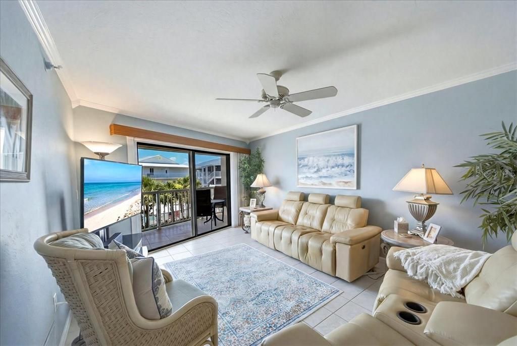 For Sale: $636,000 (2 beds, 2 baths, 1066 Square Feet)