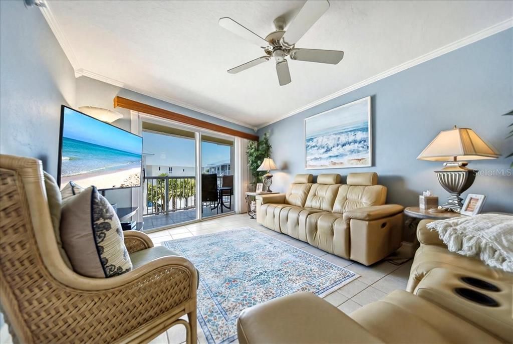 For Sale: $636,000 (2 beds, 2 baths, 1066 Square Feet)