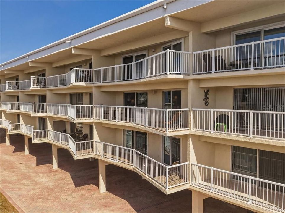 For Sale: $636,000 (2 beds, 2 baths, 1066 Square Feet)