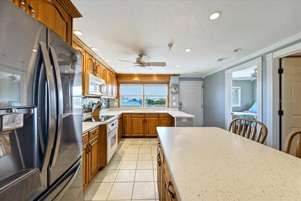 For Sale: $636,000 (2 beds, 2 baths, 1066 Square Feet)