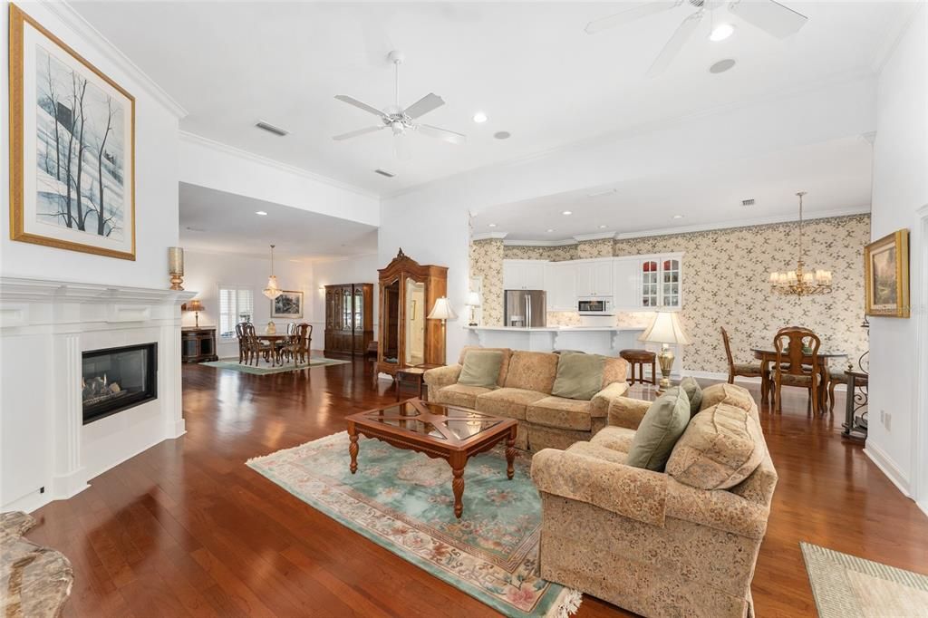 En Venta: $647,000 (4 camas, 3 baños, 2981 Pies cuadrados)