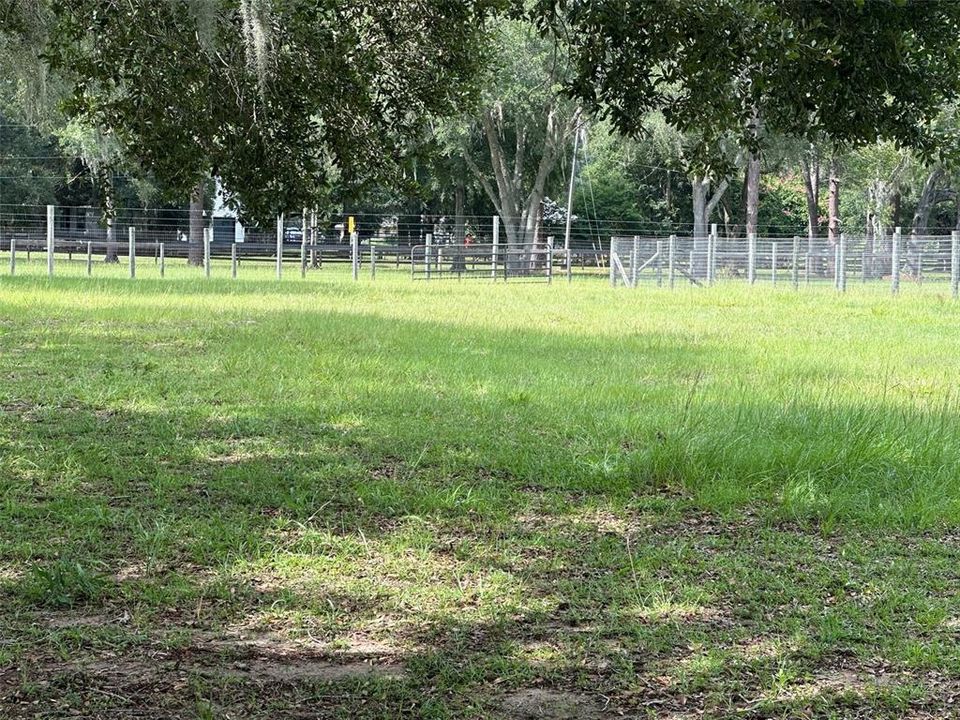 На продажу: $1,200,000 (6.10 acres)