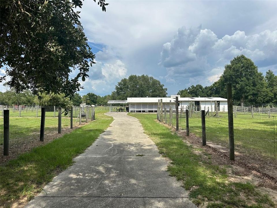 На продажу: $1,200,000 (6.10 acres)