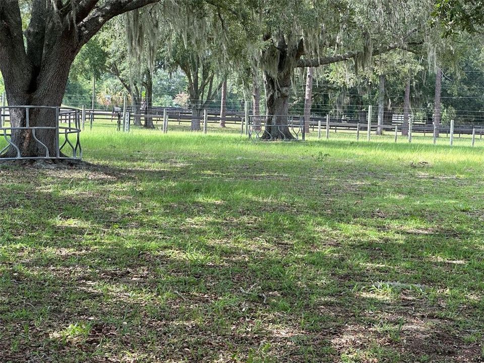 На продажу: $1,200,000 (6.10 acres)