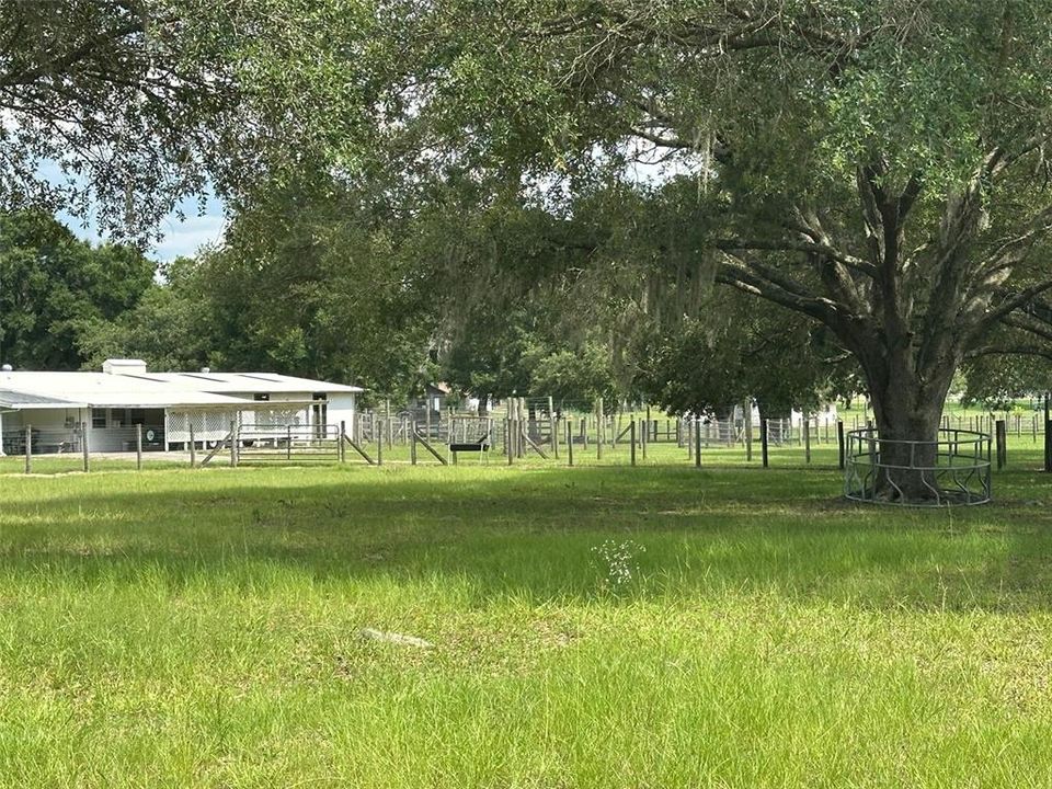 На продажу: $1,200,000 (6.10 acres)