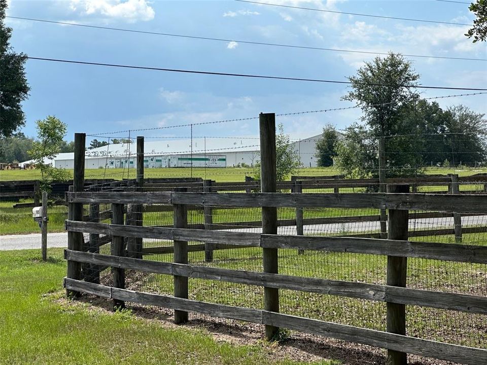 На продажу: $1,200,000 (6.10 acres)