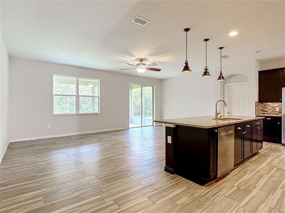 For Rent: $2,300 (3 beds, 2 baths, 1712 Square Feet)