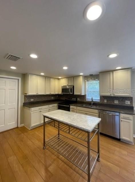 В аренду: $1,995 (3 спален, 2 ванн, 1487 Квадратных фут)