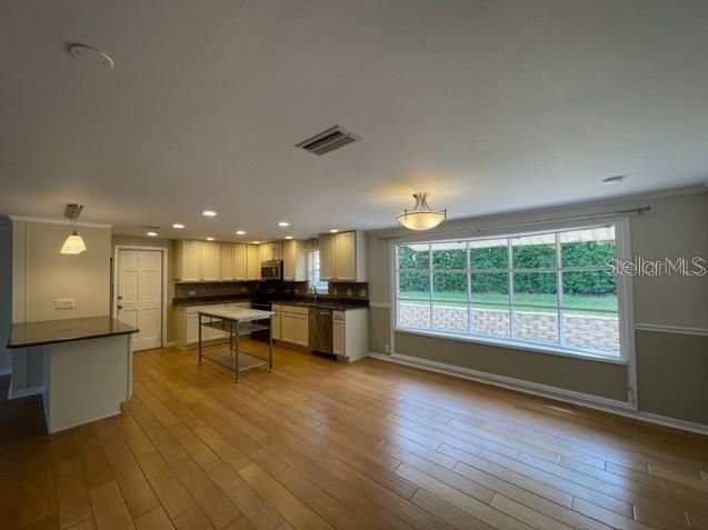 В аренду: $1,995 (3 спален, 2 ванн, 1487 Квадратных фут)
