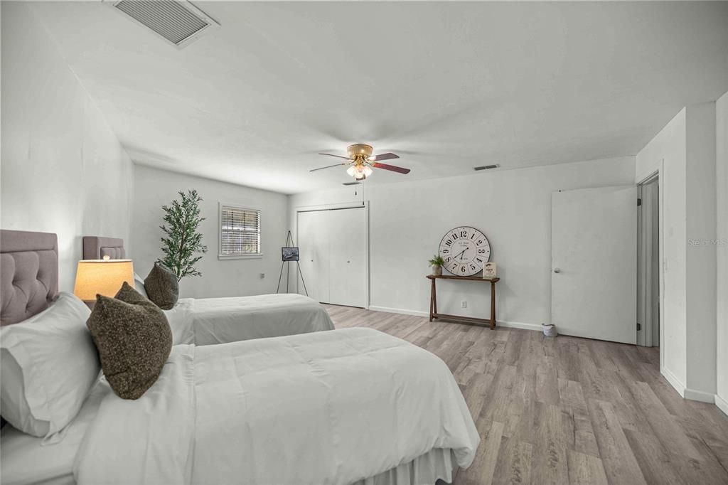 En Venta: $625,000 (5 camas, 3 baños, 2426 Pies cuadrados)