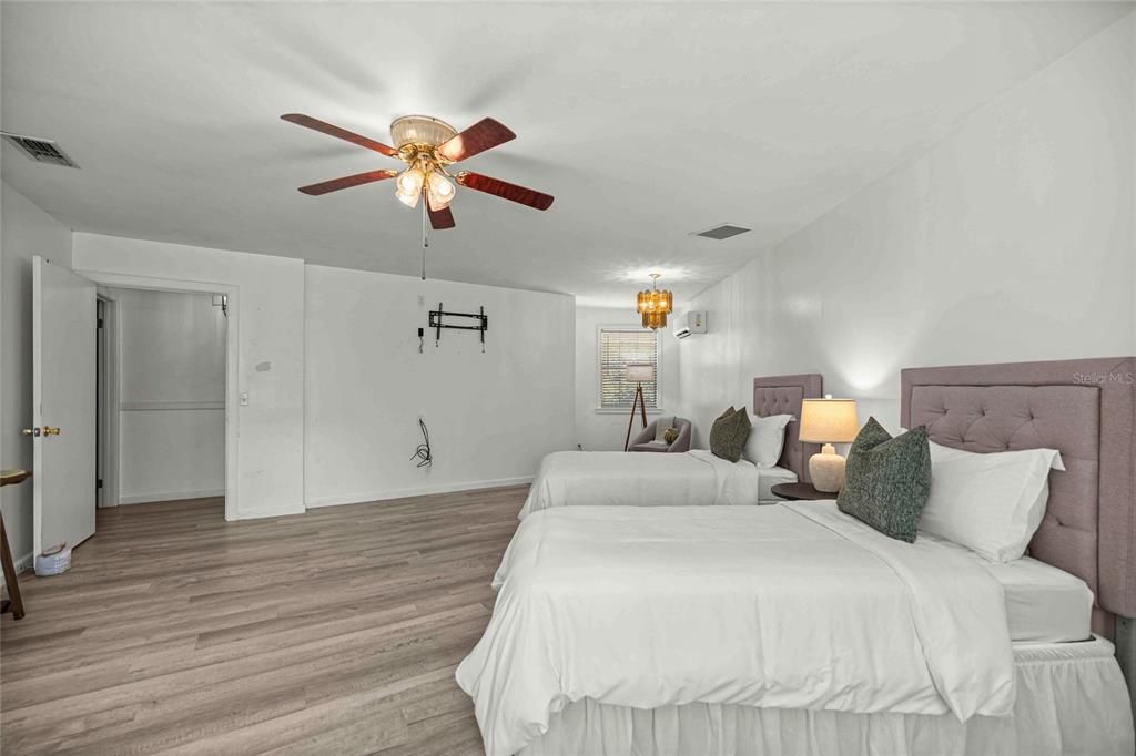 En Venta: $625,000 (5 camas, 3 baños, 2426 Pies cuadrados)