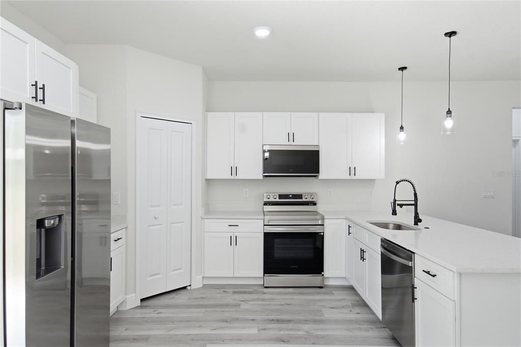 En Venta: $284,900 (4 camas, 2 baños, 1833 Pies cuadrados)