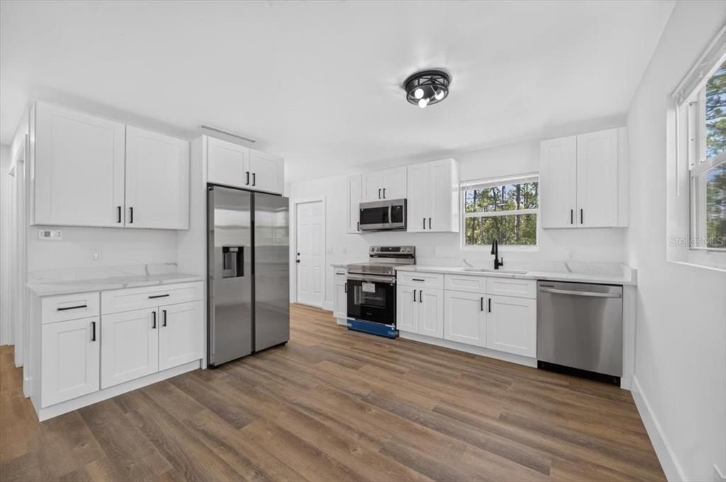 For Sale: $220,000 (2 beds, 1 baths, 816 Square Feet)