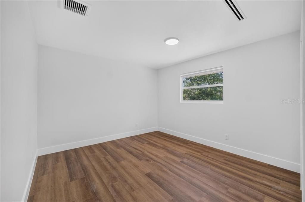 For Sale: $220,000 (2 beds, 1 baths, 816 Square Feet)